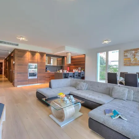 Rebecca Garden With Terrace In Paradiso - Happy Rentals