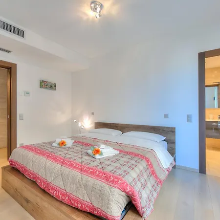 Apartment Rebecca Garden With Terrace In Paradiso - Happy Rentals