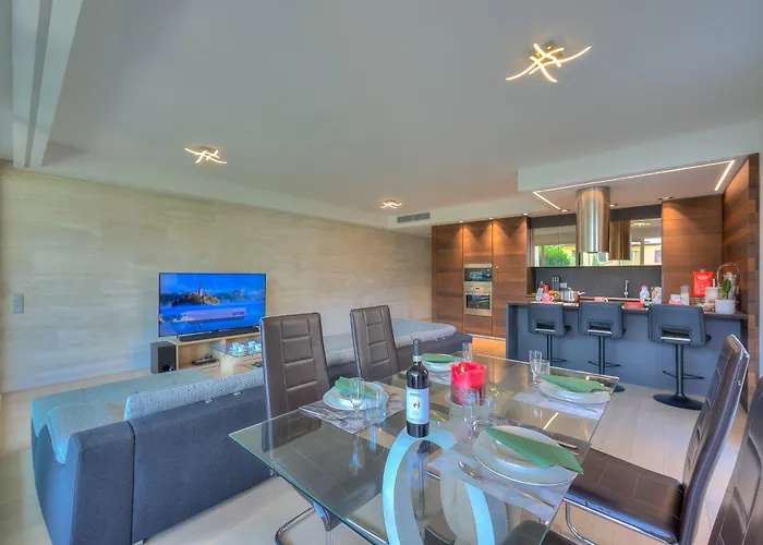 Rebecca Garden - Happy Apartment